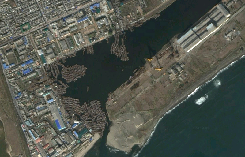 衛星写真が捉えた清津市の漁港。係留されている船の多くがイカ漁船だという。(グーグルアース)