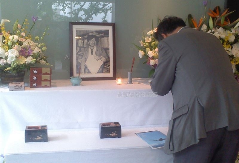 テロ事件があった5月3日には、毎年、朝日新聞阪神支局に大勢の市民が小尻さん追悼に訪れる。2017年5月3日撮影石丸次郎