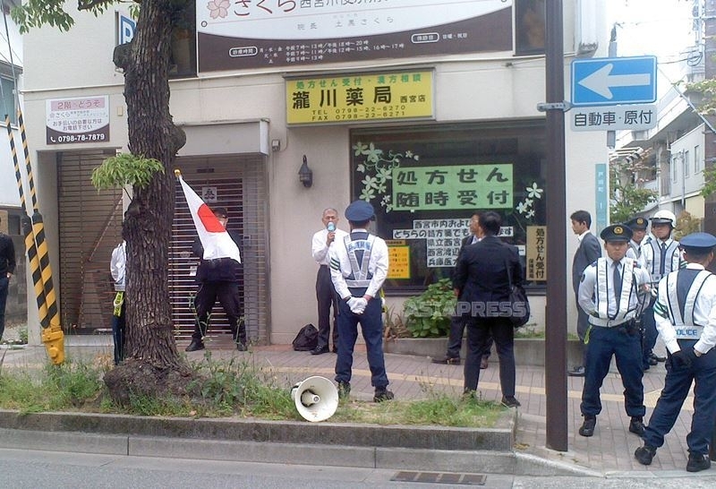 同じ日、朝日新聞阪神支局前で「赤報隊テロは義挙」と演説をする二人。この後カウンターに取り囲まれた。2017年5月3日撮影石丸次郎