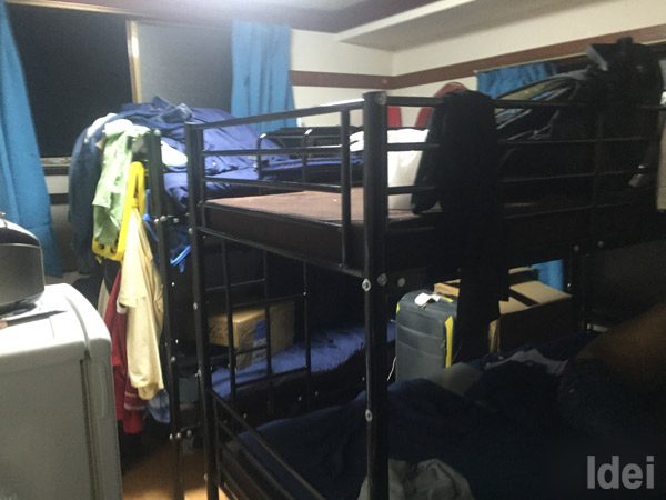 ベトナム人留学生4人が暮らす東京都内の日本語学校の寮。4畳半に二段ベッドが並ぶ。寮費は1人月3万円というボッタクリだ。2018年8月撮影出井康博