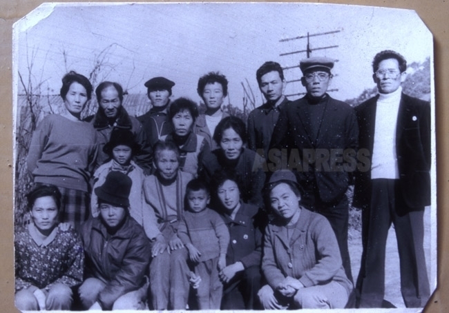 李昌成さん（右端）と金綾子さん（左端）が90年代半ばに北朝鮮で撮った最後の帰国者親族の集合写真。李さん一家4人だけが2000年に韓国入りした。他は生死不明。（アジアプレス）