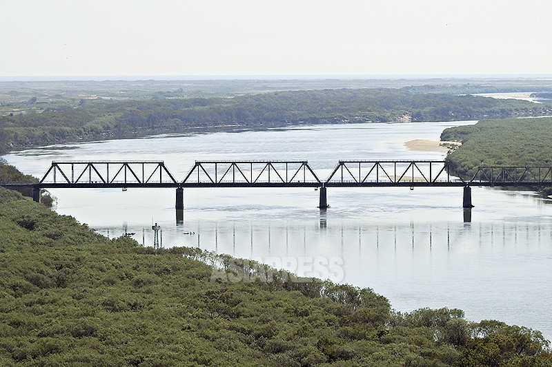 豆満江の最下流にかかるロシアと北朝鮮間の鉄道橋。10数キロ先は日本海だ。吉林省の琿春市防川