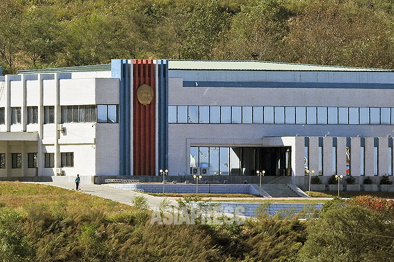  北朝鮮側の新築された立派な税関施設。咸鏡北道の羅先(ラソン)