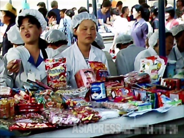 （参考写真）平壌中心部の牡丹(モラン)市場の食品売り場。働く女性たちは店員ではなく、幅約80センチの売り場の経営者だ。2011年7月撮影ク・グァンホ(アジアプレス)