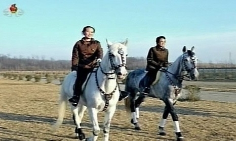 白馬にまたがる金与正と金敬姫。2012年 11月朝鮮中央テレビの画面より。