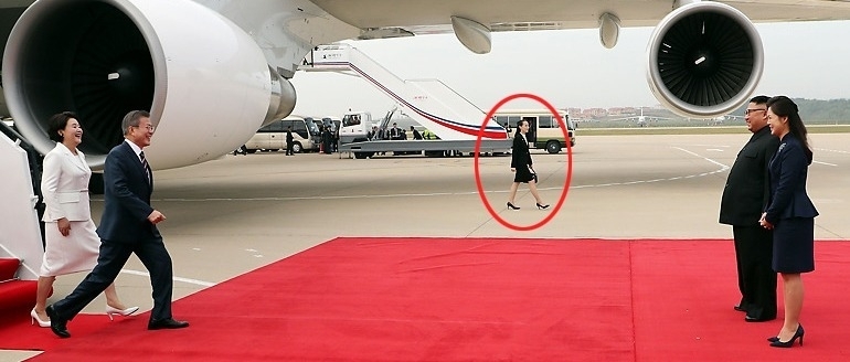 平壌空港に降り立った文在寅大統領夫妻を金正恩夫妻が出迎えた。真ん中でちゃっかり写真に納まり存在感をアピール。2018年9月18日。平壌共同写真取材団撮影。
