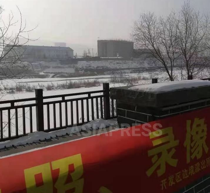 2021年2月に中国側から撮影した両江道ヘサン市。18日間の都市封鎖措置で外出も一切禁じられた。「街から人影が消えていた」と撮影者。（写真 アジアプレス）