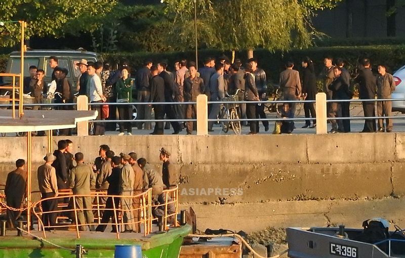 夕刻になると退勤に船を利用する人たちが埠頭に集まってきた。2017年10月に中国側から撮影石丸次郎