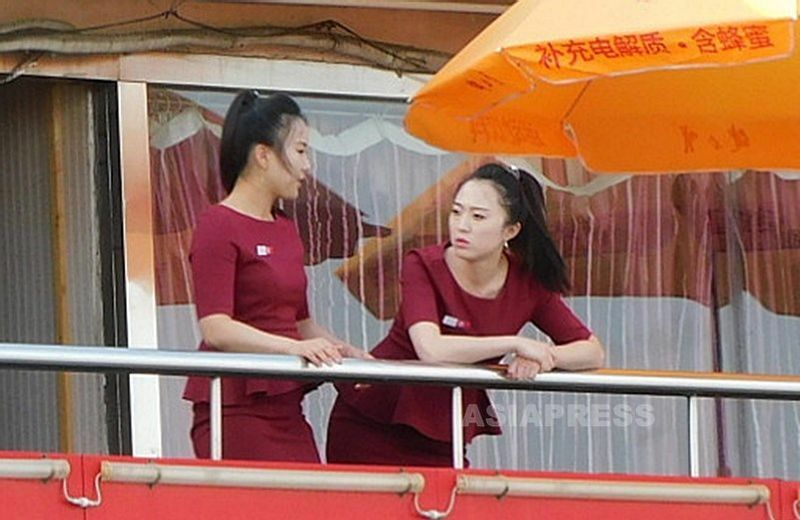丹東市の北朝鮮レストランの女性従業員。コロナ以降、客が激減して閉鎖した食堂も多いというが、コロナで帰国できずにいる。