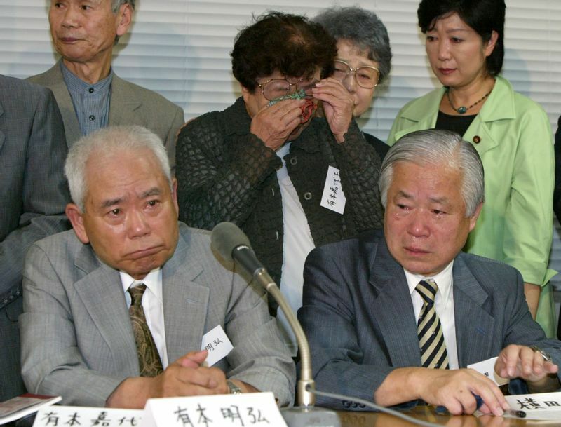 小泉訪朝時に北朝鮮側から「死亡」と伝えられ涙ぐむ被害者家族たち。2002年9月。