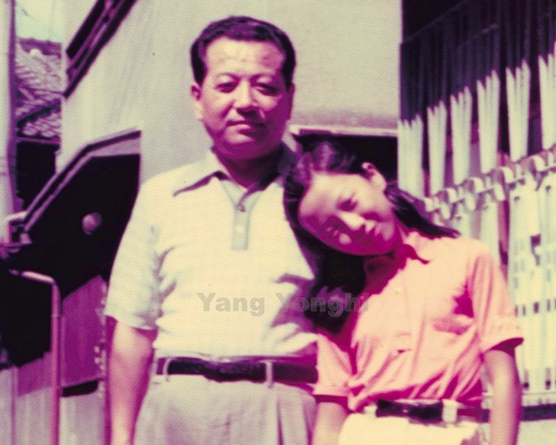 朝鮮総連の幹部だった父とヤンさん。「ディア・ピョンヤン」より。