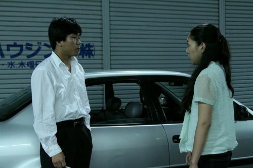 北朝鮮からの監視役とリエが対峙する場面。映画「かぞくのくに」より