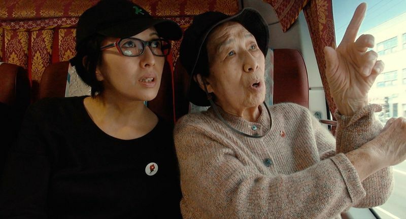 ヤンさんは母が経験した4.3虐殺の記憶をたどるべくともに済州島を旅する。「スープとイデオロギー」より。（C）PLACE TO BE, Yang Yonghi
