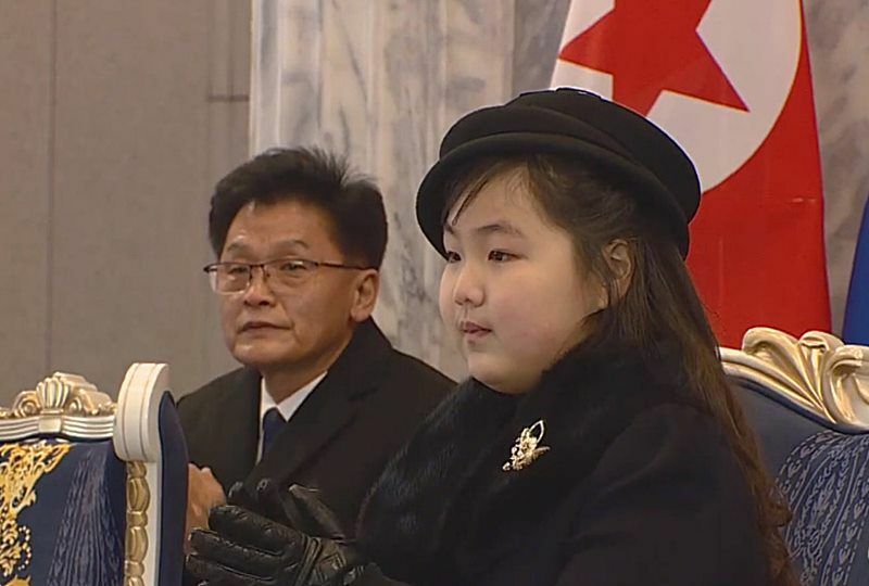 閲兵式の映像は娘に脚光を浴びさせる演出が目についた。2023年2月の朝鮮中央テレビの映像より。