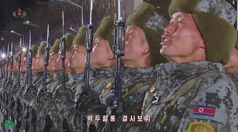 閲兵式で「白頭の血統を決死保衛しよう」というスローガンを叫ぶ朝鮮人民軍兵士。2023年2月の朝鮮中央テレビの映像より。