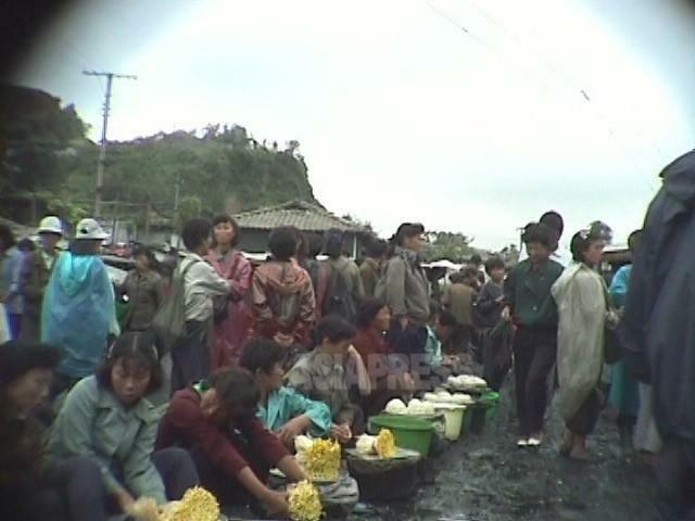 1998年10月江原道元山市で撮影された闇市場の様子。配給制がほぼ崩壊して各地に非合法の商業空間が出現した。働いているのはほとんどが女性だ。撮影アン・チョル（アジアプレス）
