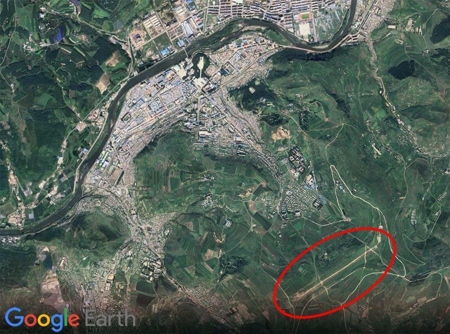 恵山市で3度の公開処刑が行われたのは、高台にある恵山飛行場だ。赤丸で囲った地点だ。写真上部に流れるのが鴨緑江で対岸は中国。グーグルアースに著者が加工