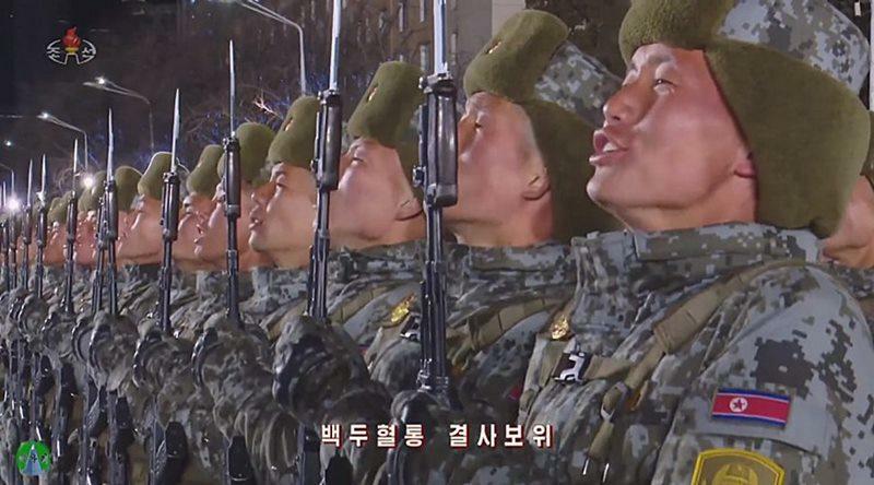 閲兵式で「白頭の血統を決死保衛しよう」というスローガンを叫ぶ朝鮮人民軍兵士。2023年2月の朝鮮中央テレビの映像より。