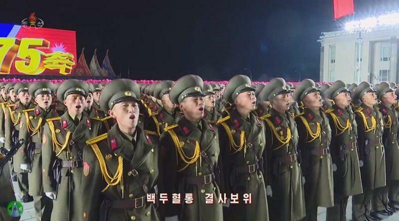 朝鮮人民軍のスローガンに「白頭の血統を決死保衛せよ」が初めて登場。金一族を命懸けで守ることが軍の任務になった。2023年2月の朝鮮中央テレビ画面より引用。