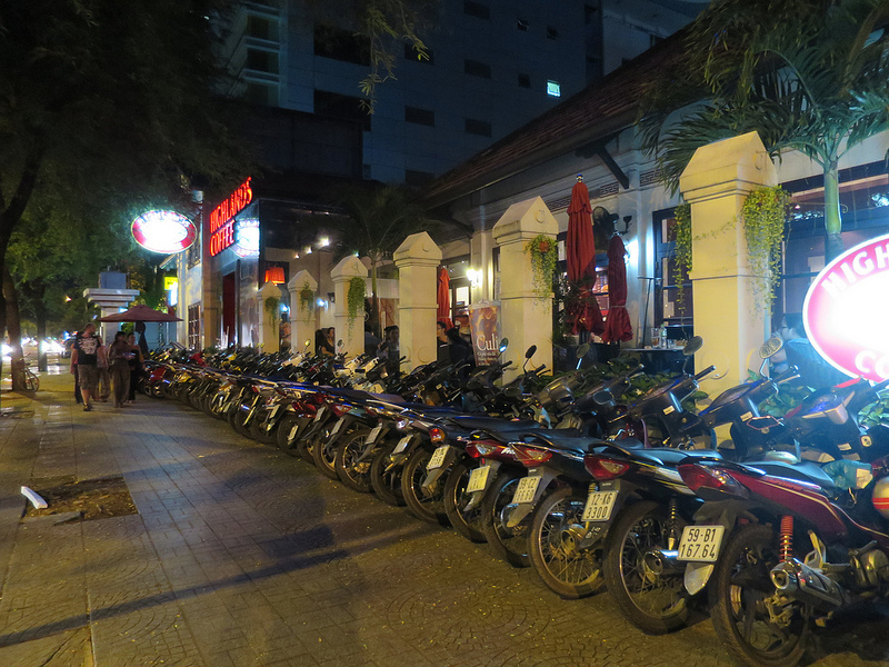 カフェの前には、みんなの足であるバイクがびっちりと並びます