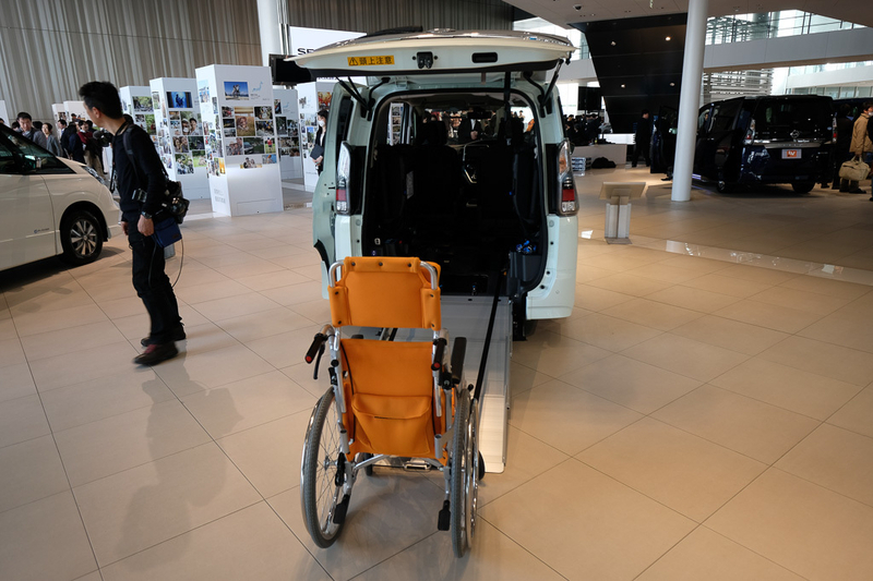 車椅子もそのまま搭載可能なセレナe-Powerのライフケアビークル（著者撮影）