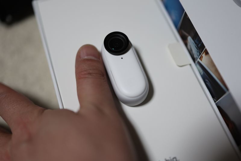 Insta360 Go2本体の重量はスペックアップして、なお重さ27g(著者撮影)