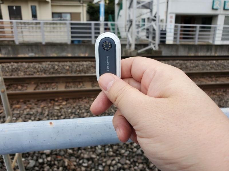 Insta360 Go2本体のうらのグレー部分はマグネットになっています(著者撮影)