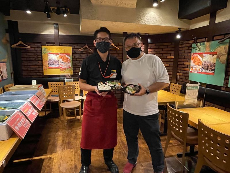 今回、お話をうかがった青山の焼鳥店「ひごの屋」の長谷場大亮氏と表参道店店長の津村徹治氏(写真提供:ひごの屋)