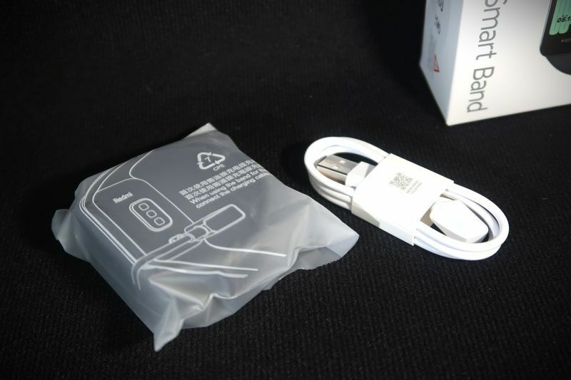 Redmi SmartBand2の本体と付属品のケーブル