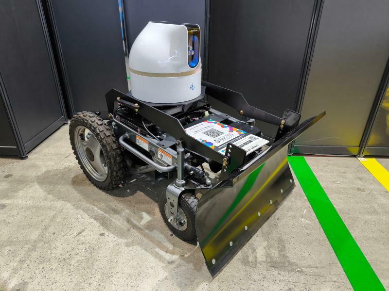 エバーブルーテクノロジーズの無人自動除雪ドローンver.2プロトタイプ：筆者撮影