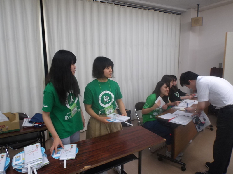一般参加者ミーティングの受付。緑Tシャツの学生がスタッフで受付も担当