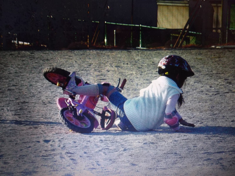 自転車の練習をする子ども。就活も社会人生活も基本は同じ