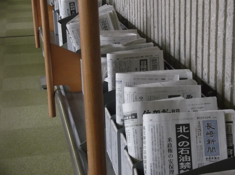 金沢工業大学図書館。全国から集まる学生のために地方紙をほぼ全紙、揃える