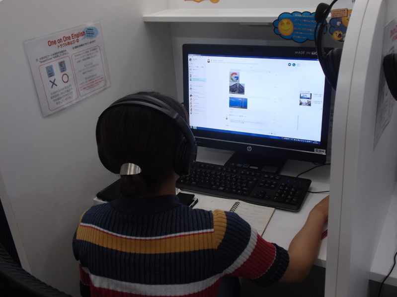 語学学習スペースで英語を勉強中の学生。(著者撮影)