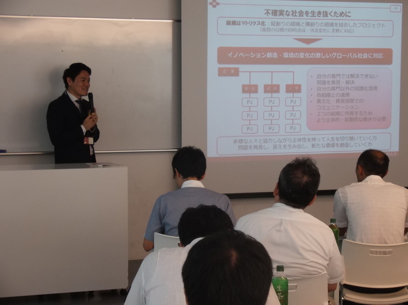 村山学部長。事情を知らない人は若さに驚く。(著者撮影)