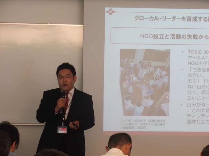 説明会で自身の失敗談を話す西舘講師。話の展開の意外さに参加教員も聞き入る。(著者撮影)