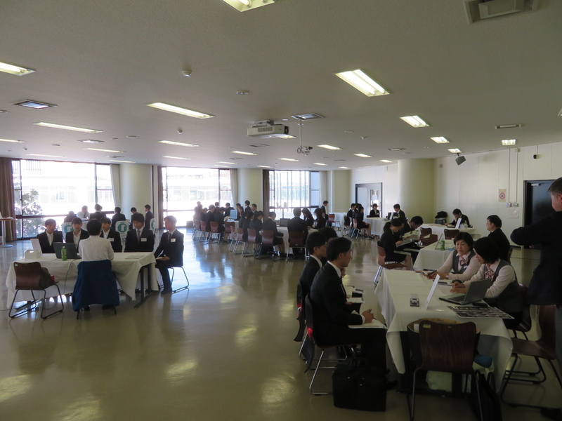 北陸大学での企業学内研究会。同大の学生を採用しようと各企業とも説明に力が入る(著者撮影)