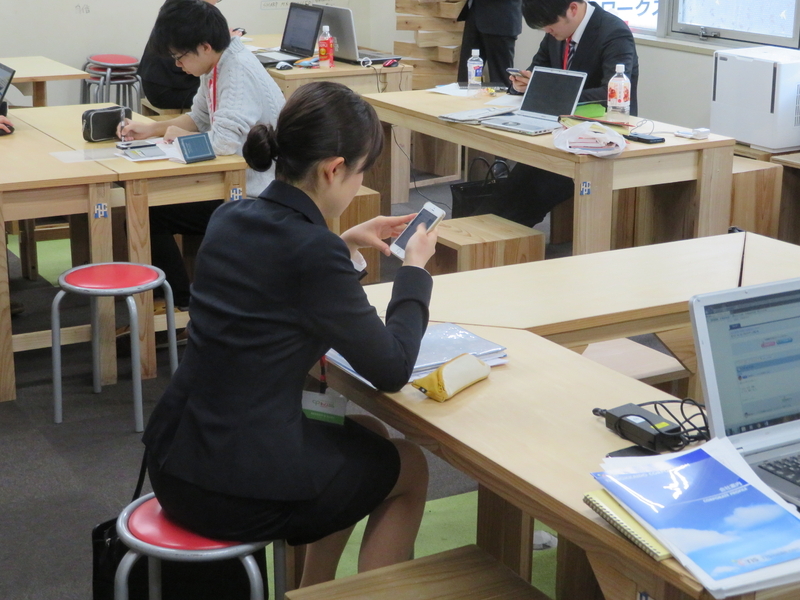 スマホで検索中の学生。就活カフェ・キャリぷらplus北海道にて。こうした就活カフェをうまく使うかどうかも就活を左右する（著者撮影／写真は記事とは無関係）