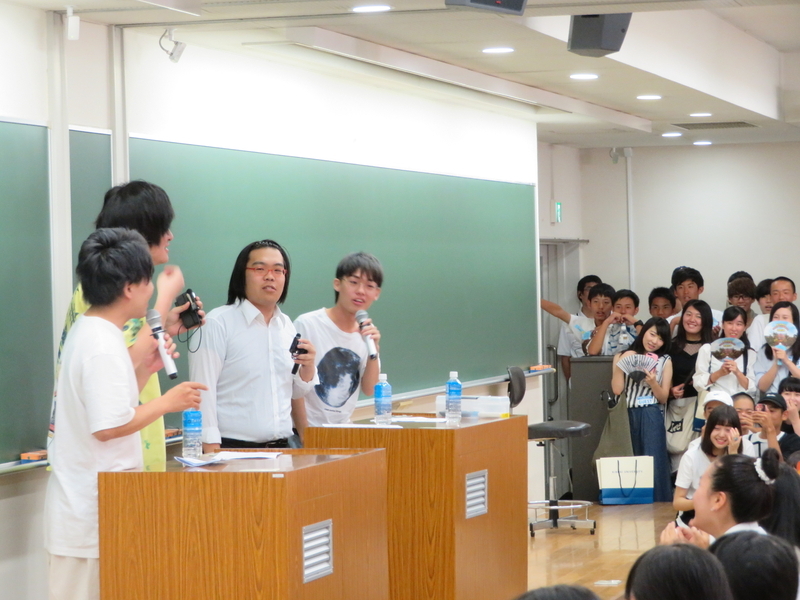 講演をする禁断ボーイズ。左から、田中さん、モーリー、メサイア、いっくん。いっくんは法学部、モーリー・メサイアは理工学部電気電子工学科を中退