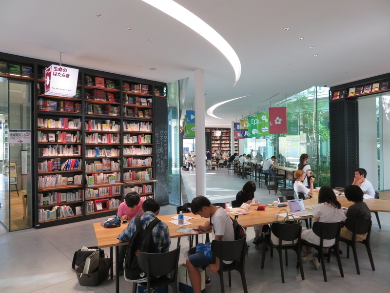 近畿大学アカデミックシアター／24時間利用可能な自習室、大学初のCNNカフェ、2.2万冊もの漫画など型破りな図書館施設。なお、図書館は別に設置