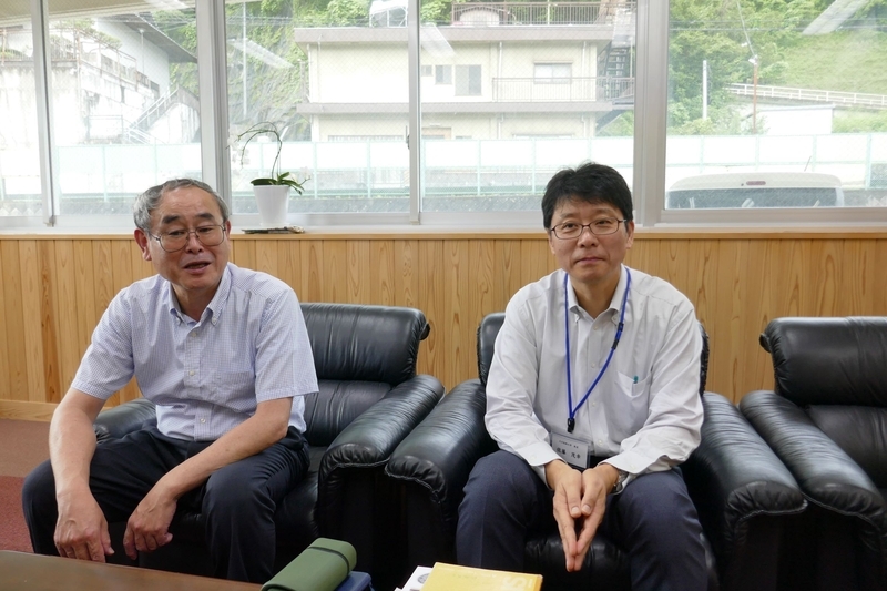 大月短期大学の柳沢幸治・学長（左）、佐藤茂幸・学生部長（右）　（著者撮影）