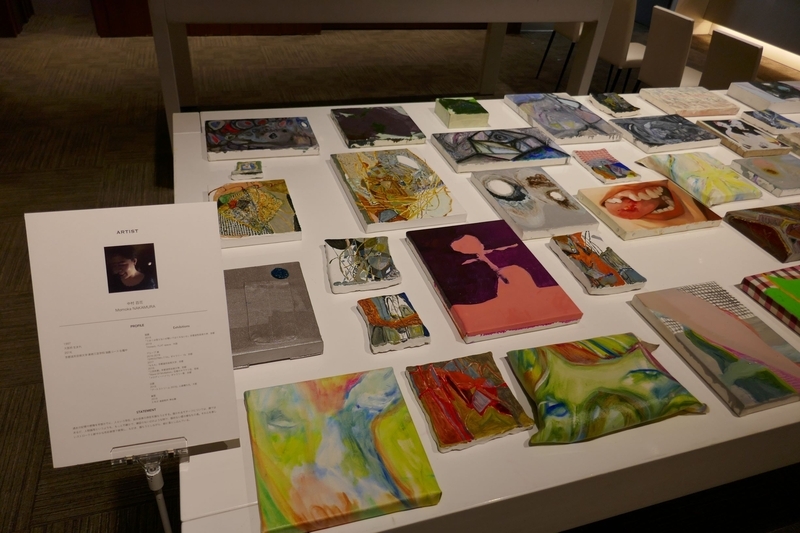 伊勢丹新宿店メンズ館8階で展示の学生作品。最奥列左から3番目の作品(「ミニ山」3000円)を筆者が購入(筆者撮影)