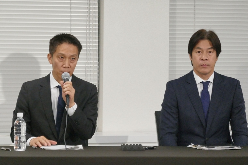 2019年8月、リクルートキャリア社長(左)の謝罪会見(著者撮影)