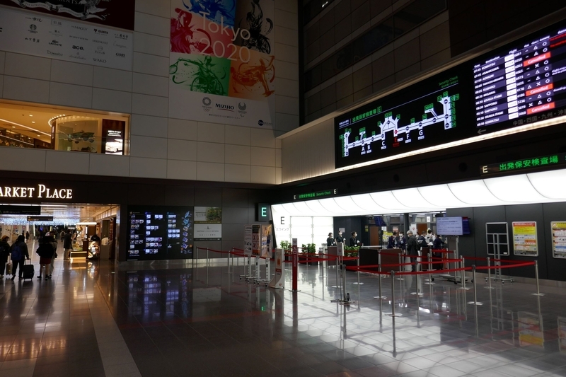 コロナショック後の羽田空港国内線ターミナル（2020年3月10日・石渡撮影）。外国人観光客も日本人もほぼ不在で不気味なほど静かだった。