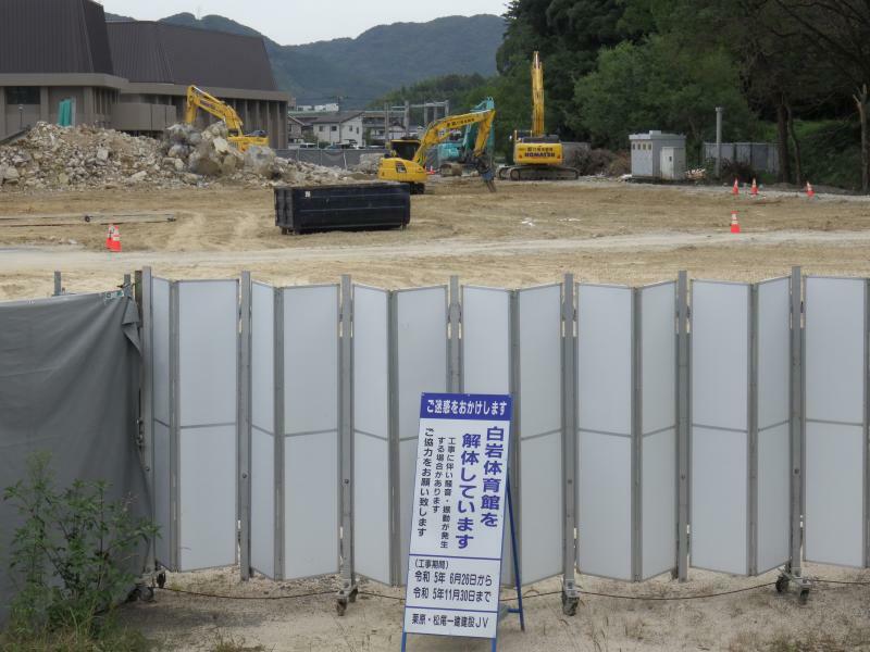 白岩体育館跡地の工事現場（2023年10月、筆者撮影）。設置認可が下りれば、武雄アジア大学が新設される予定。