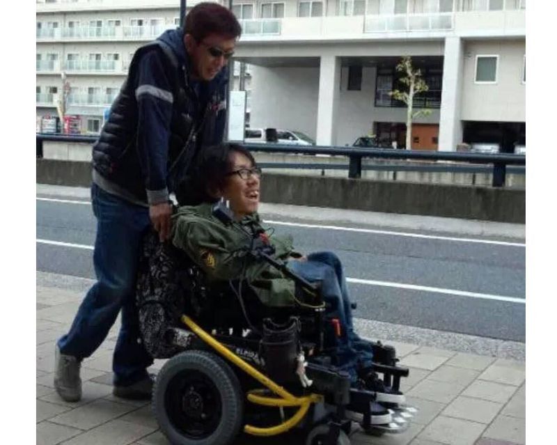 「最強のふたり」という映画のポスターを真似て撮影した記念写真(画像提供:小玉さん)