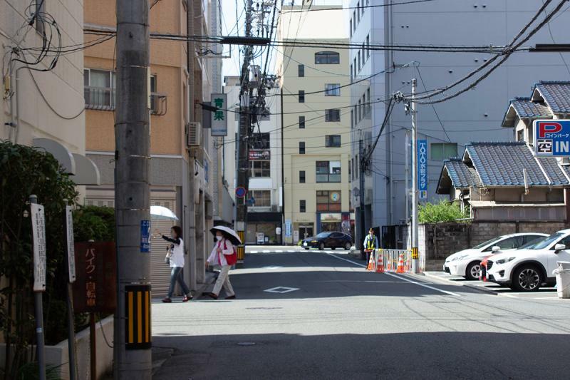 広島市中区本川町の裏路地。ここにも警察官の姿が見える／筆者撮影