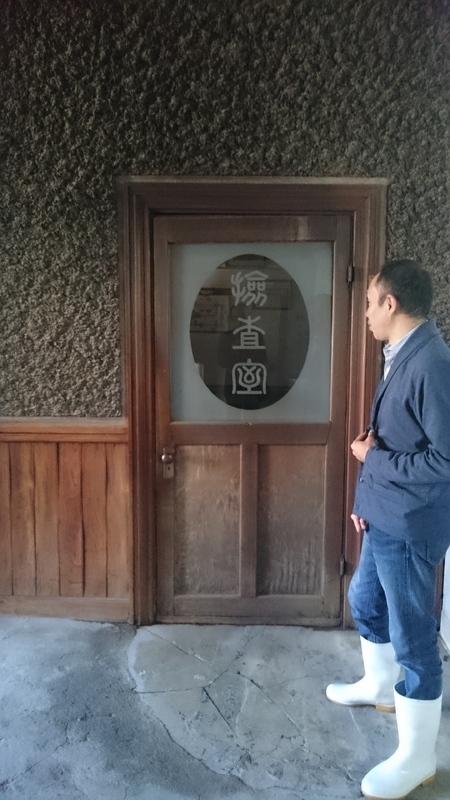六郷町にある「栗林酒造店」検査室前の栗林直章氏。昭和初期に建てられた酒蔵だ