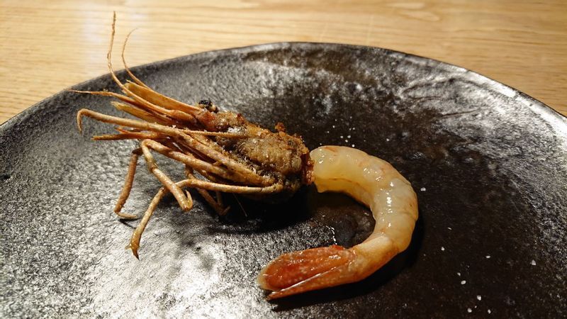 カツオの内臓を発酵させた液に1ヶ月浸したボタンエビ。ぷりぷり感も残っていて、口の中にはえもいわれぬ香りが漂う (撮影/Haruo Isshi)