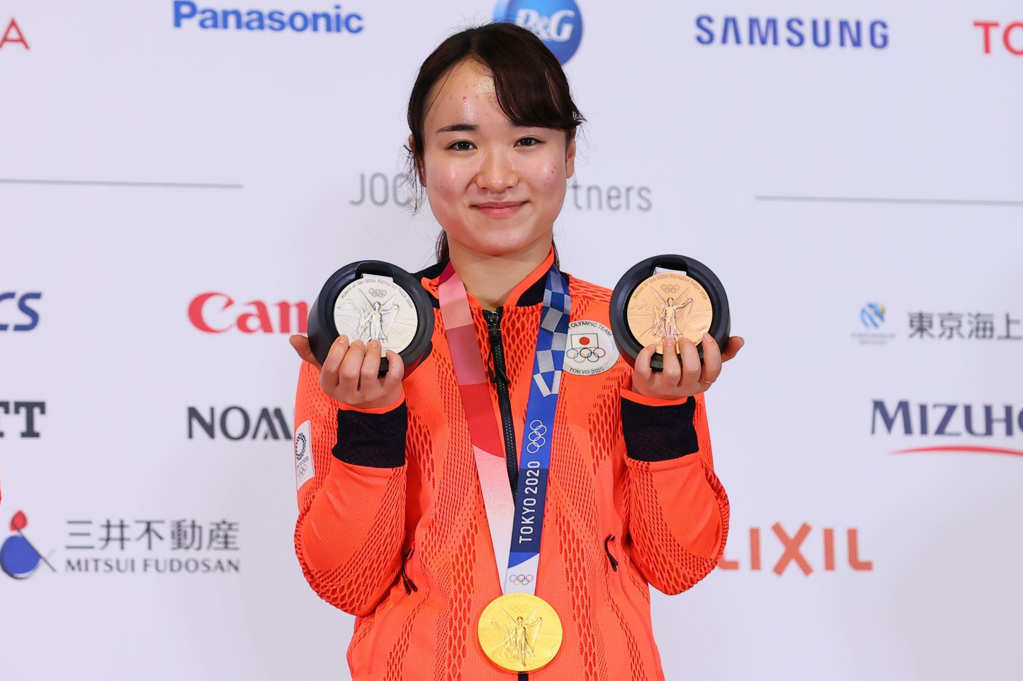 東京五輪で金銀銅メダルを手にする伊藤美誠